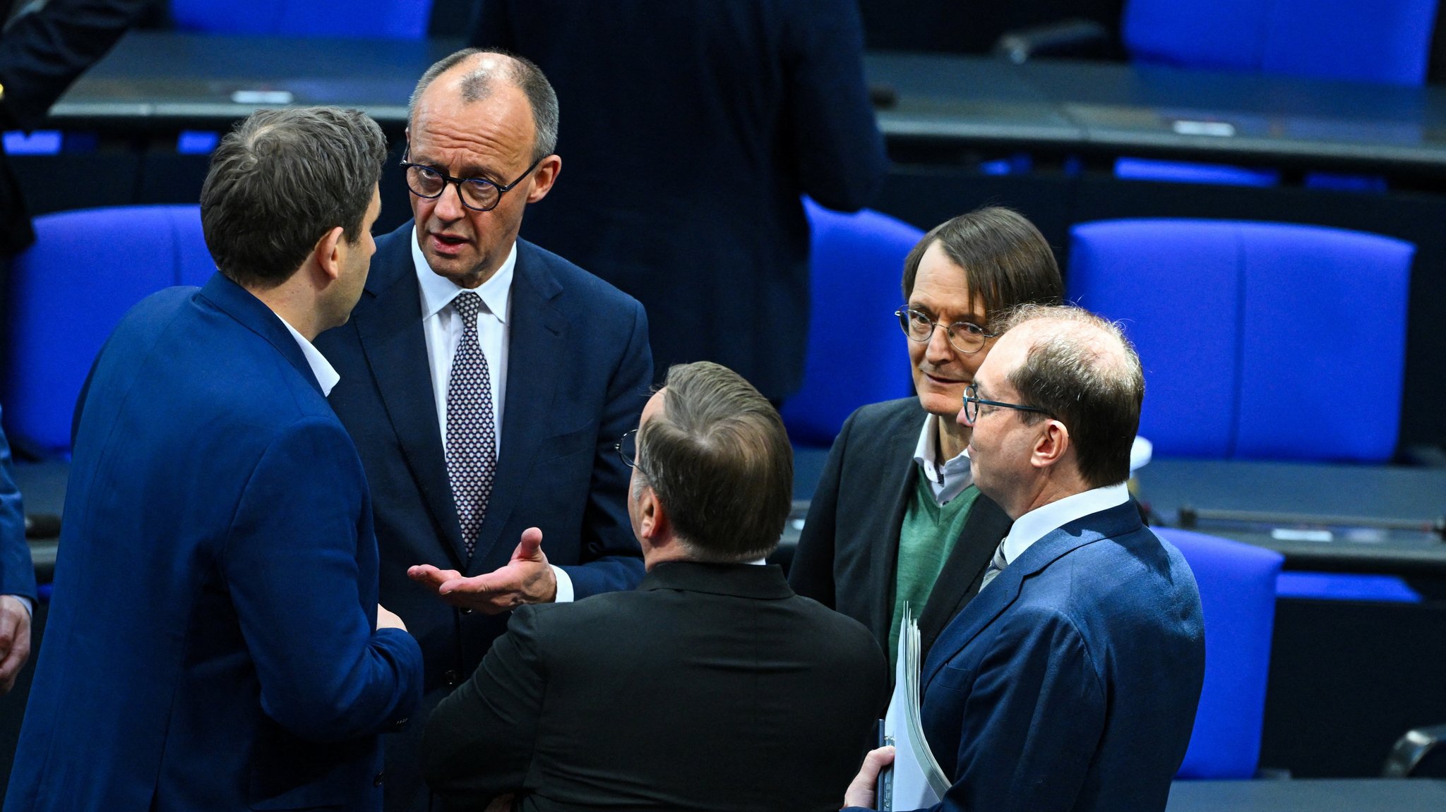 Friedrich Merz (CDU) spricht mit Lars Klingbeil (SPD, l.) und weiteren Politikern: Boris Pistorius (SPD, m.), Alexander Dobrindt (CSU, r.) und Karl Lauterbach (SPD) 