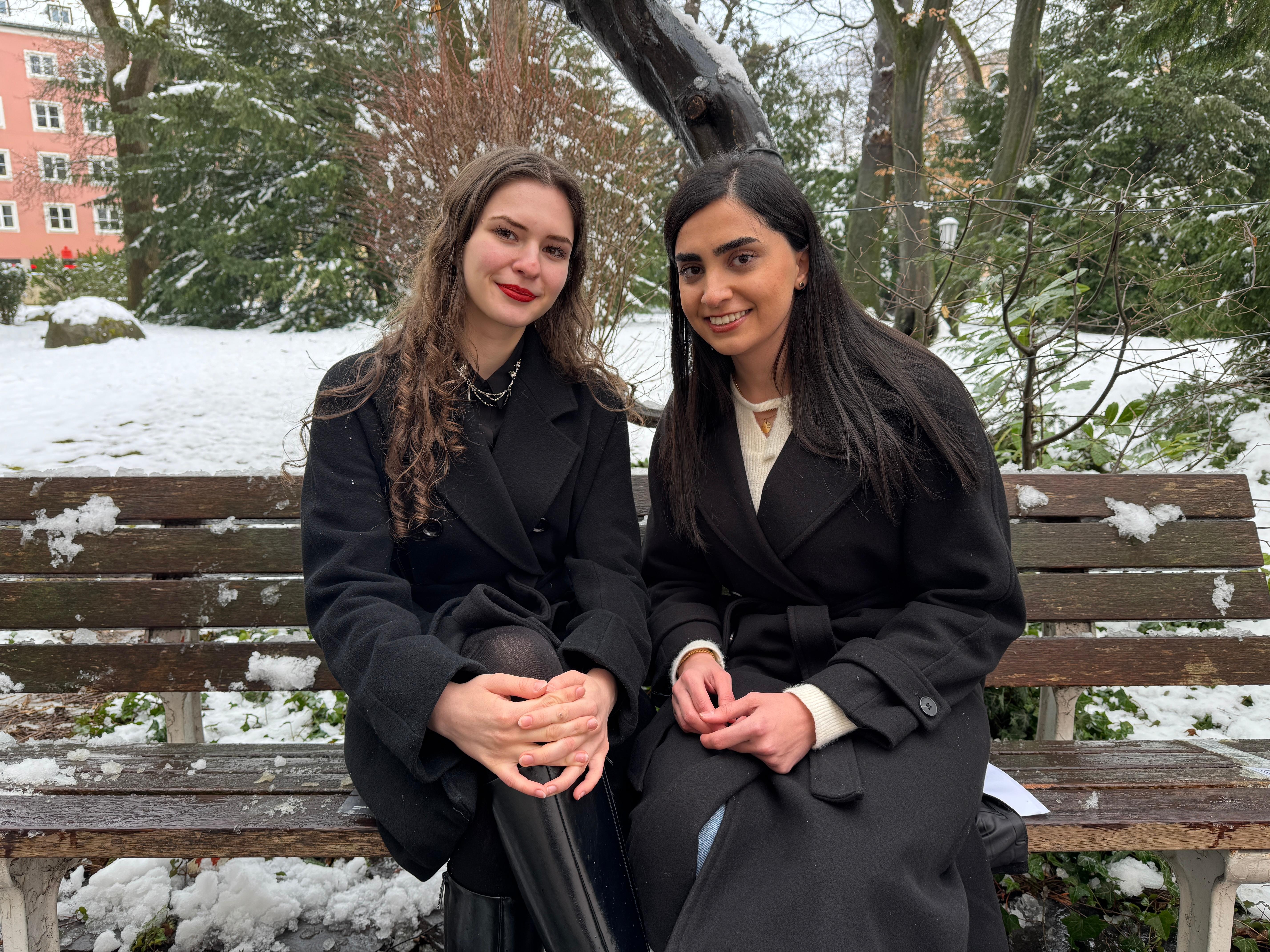 Anastasiia Mospan sitzt mit einer Mitschülerin auf einer Bank.
