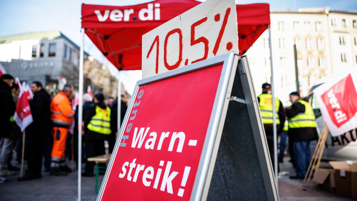 Ein Schild mit der Aufschrift ·10,5 % - Warnstreik!· ist während einer Streikversammlung der Münchner Straßenreiniger im Rahmen eines zweitägigen Warnstreiks auf dem Marienplatz zu sehen.