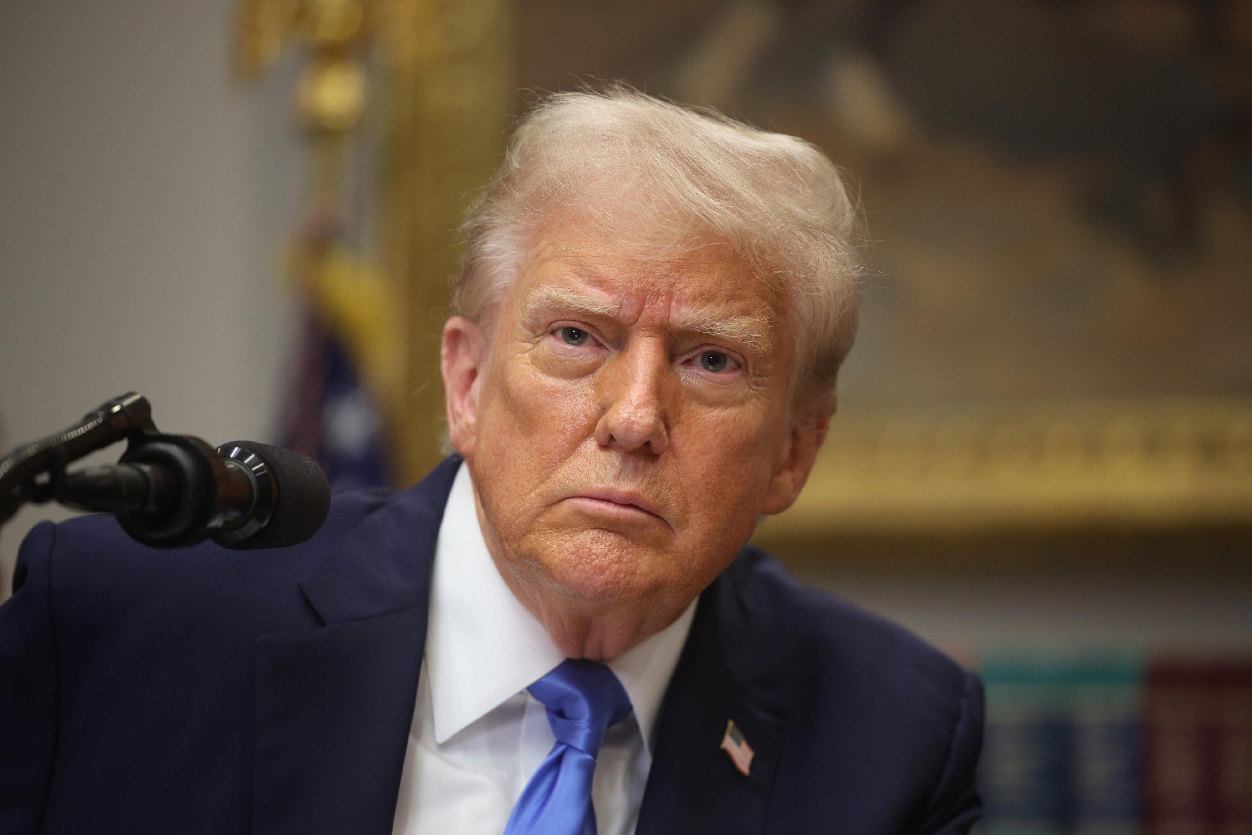 US-Präsident Donald Trump vor einem Mikrofon