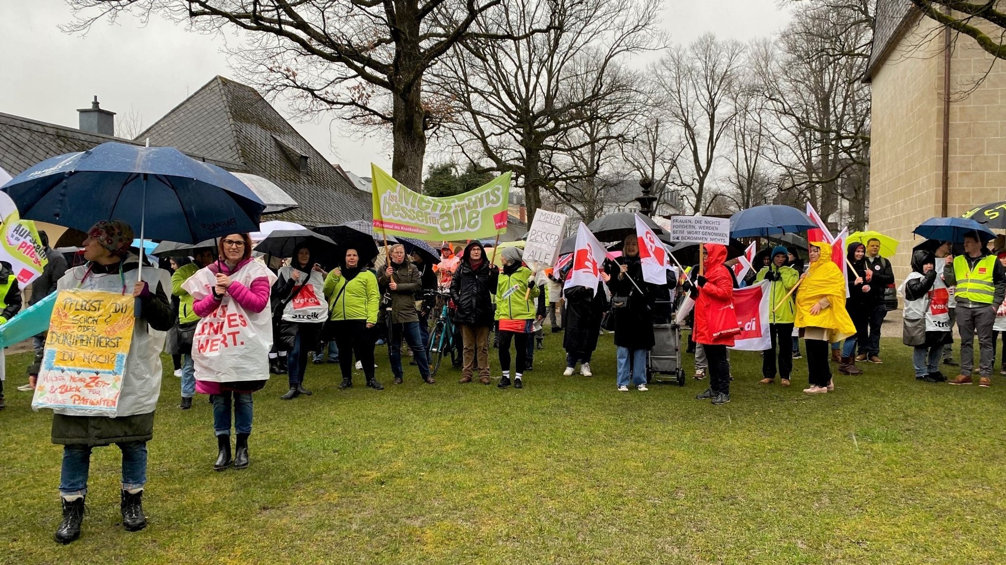 Im strömenden Regen haben in Traunstein heute rund 300 Beschäftigte für mehr Geld und mehr Wertschätzung demonstriert. 