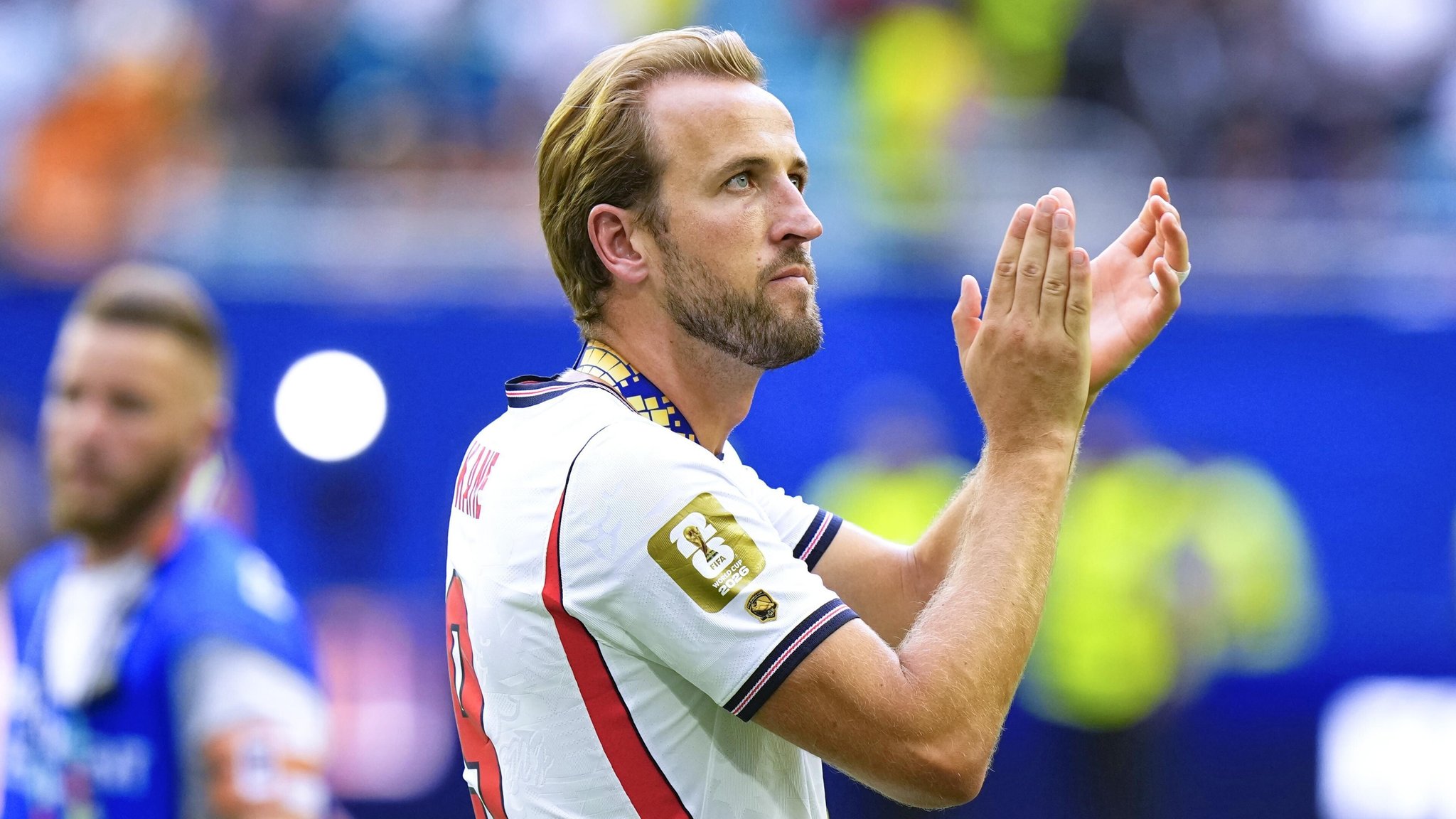 Harry Kane nach dem Sieg gegen Frankreich im kleinen Finale | Bild: picture alliance / Kyodo | - Harry Kane nach dem Sieg gegen Frankreich im kleinen Finale