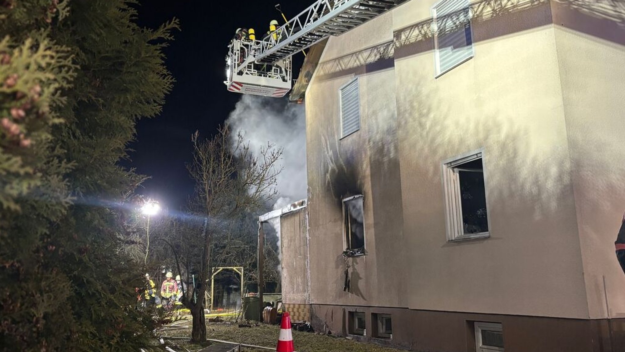 26.12.2025, Bayern, Petersaurach: Einsatzkräfte der Feuerwehr löschen einen Brand im Kreis Ansbach in einem Familienhaus. Ein 64 Jahre alter Mann ist bei den Löscharbeiten tot geborgen worden. Foto: Kevin Weddig/NEWS5/dpa +++ dpa-Bildfunk +++