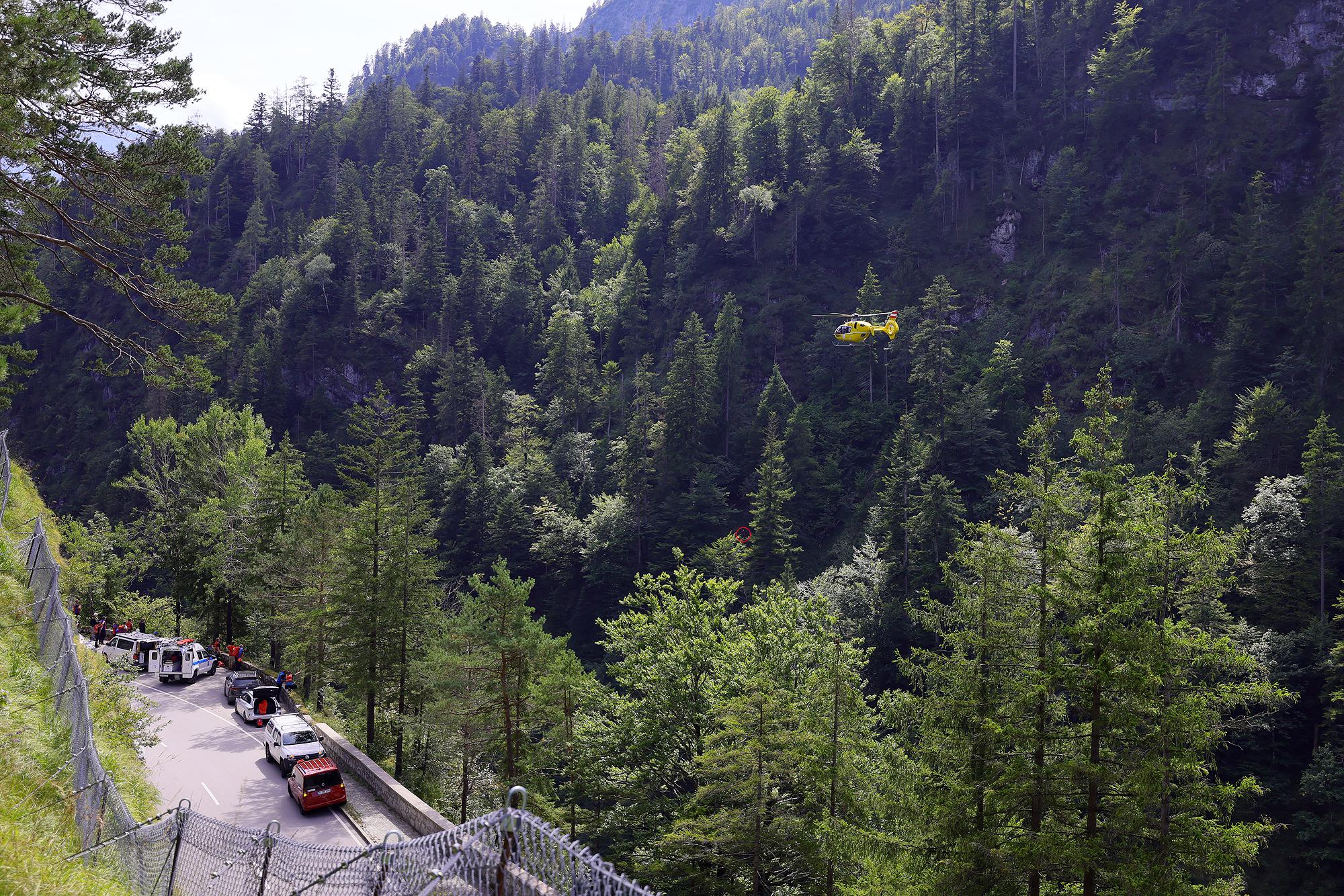 Einsatzfahrzeuge stehen an der Weißbachschlucht