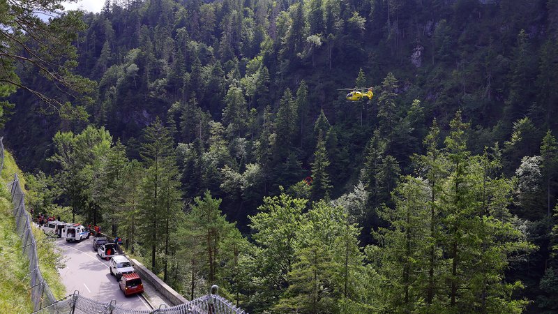 Einsatzfahrzeuge stehen an der Weißbachschlucht | Bild: BRK Berchtesgadener Land Einsatzfahrzeuge stehen an der Weißbachschlucht