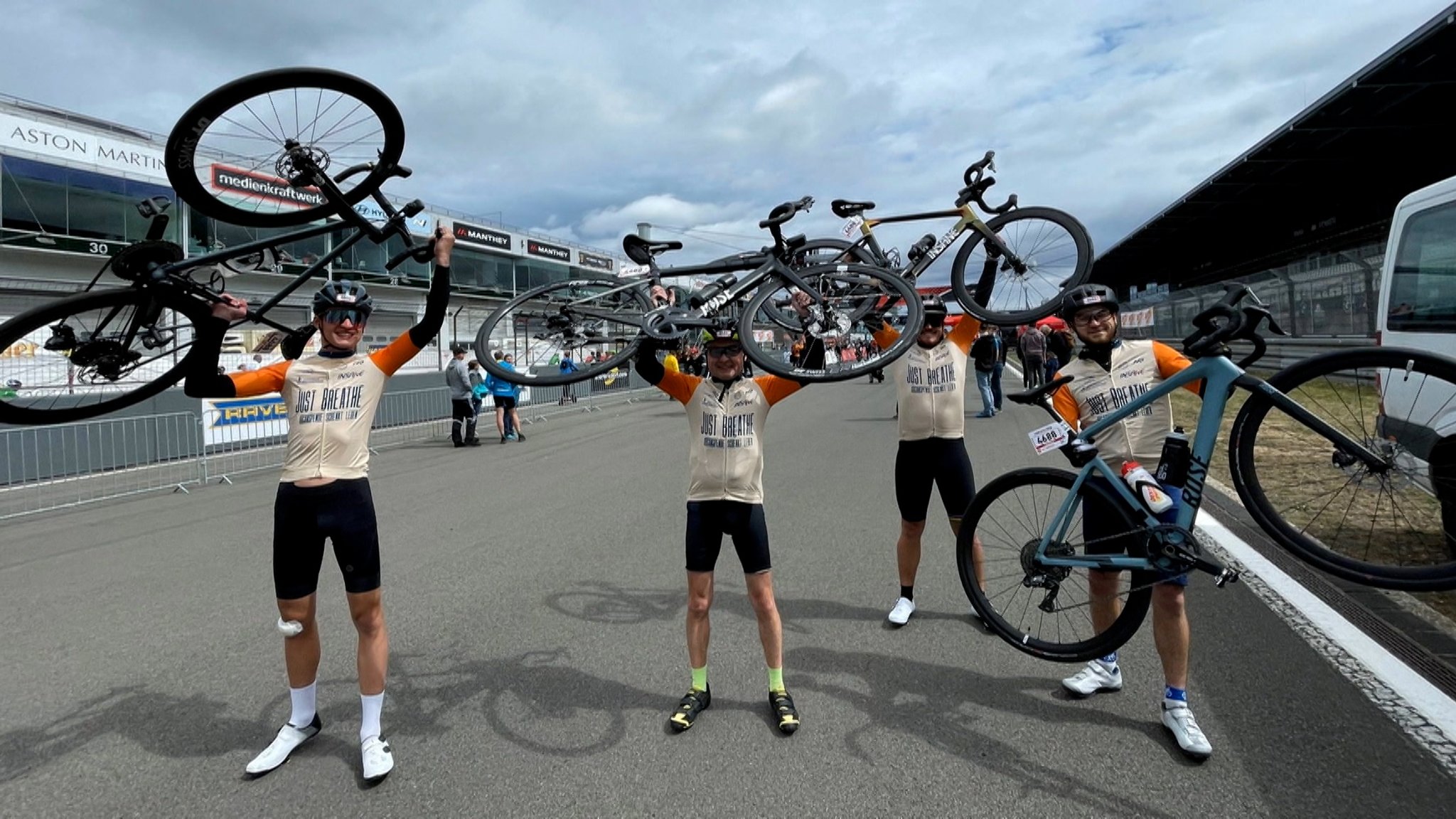 6.000 Radfahrer starteten am Samstag auf dem 24-Stunden-Rennen am Nürburgring. Einer von ihnen: Noah Glasstetter aus Würzburg. 