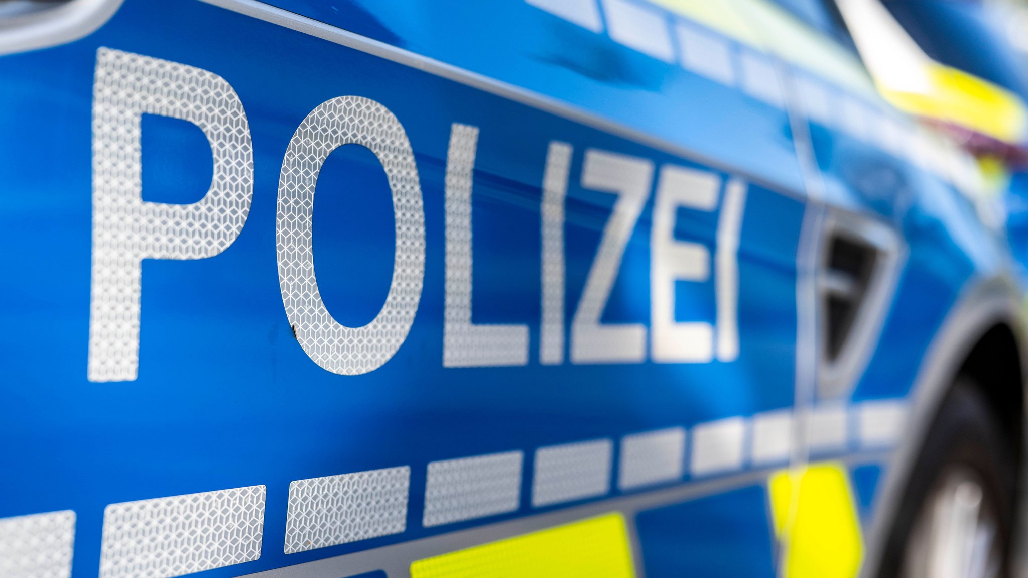 An der Tür von einem Streifenwagen steht der Schriftzug "Polizei". | Bild: dpa-Bildfunk/David Inderlied An der Tür von einem Streifenwagen steht der Schriftzug "Polizei".