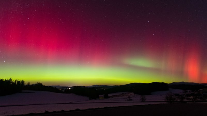 Polarlichter bei Kirchberg im Wald (Landkreis Regen) | Bild: pa/dpa/Tobias Hartl Polarlichter bei Kirchberg im Wald (Landkreis Regen)