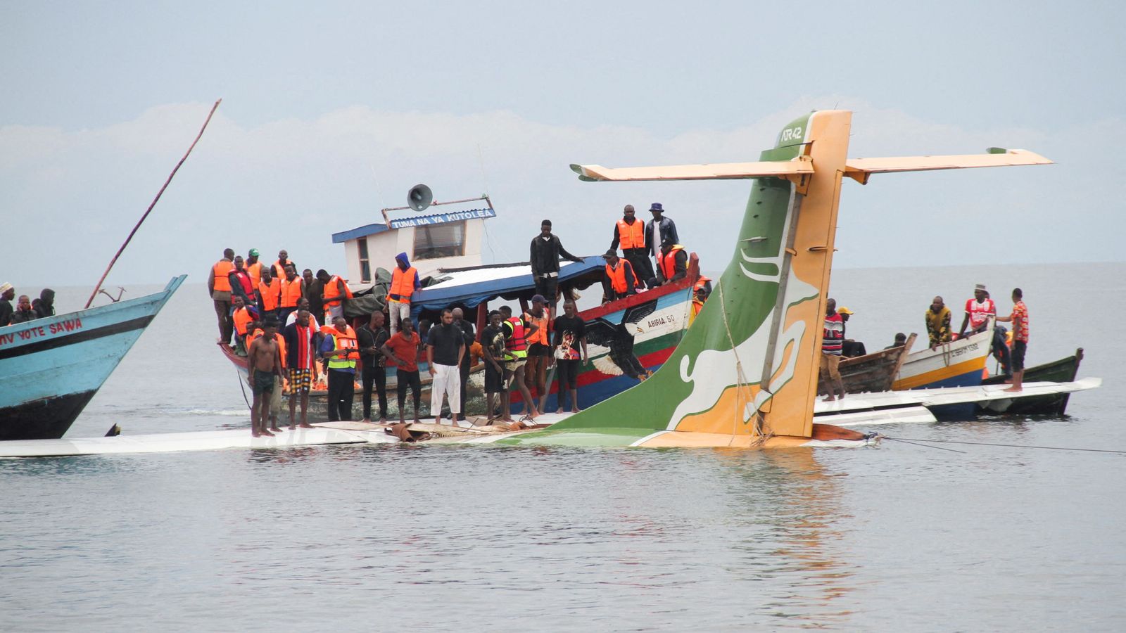 Авиакатастрофа 4. Танзания самолёт катастрофа. Самолет на воде. Затонувшие самолеты.