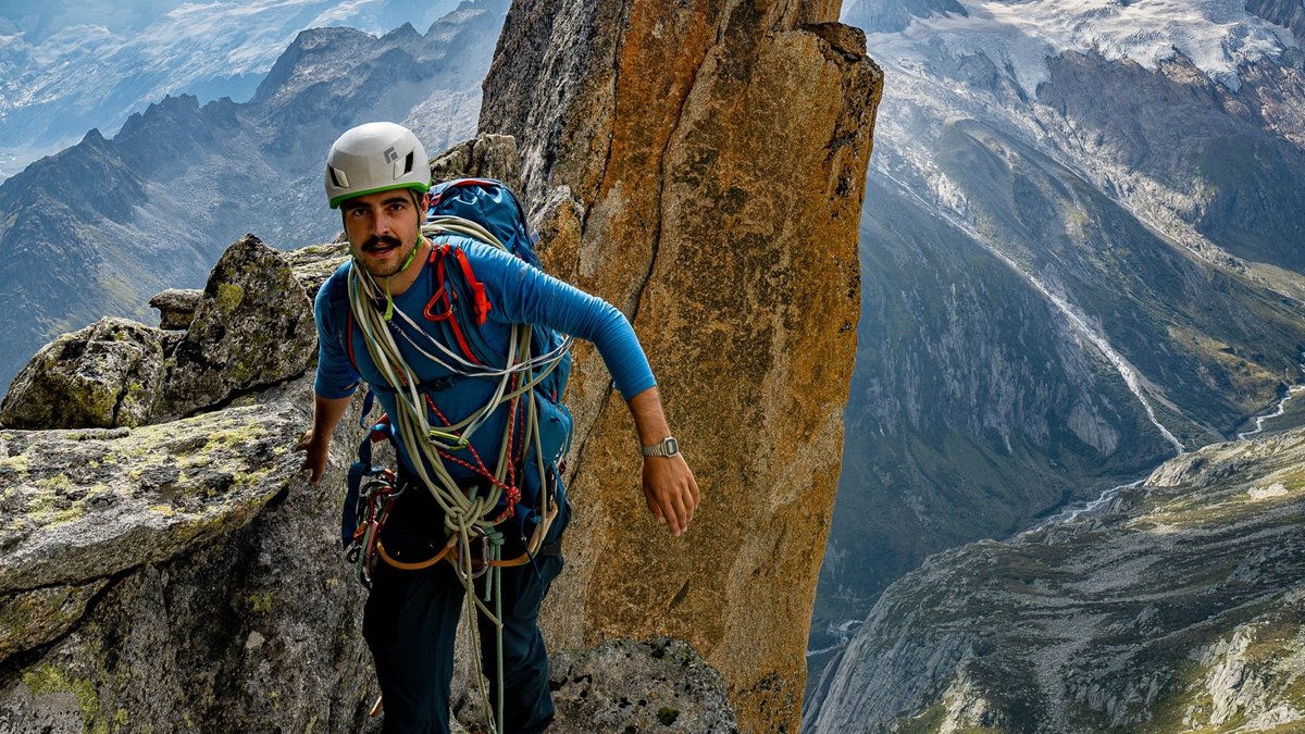 Bergsteiger mit Seil und Helm in den Alpen