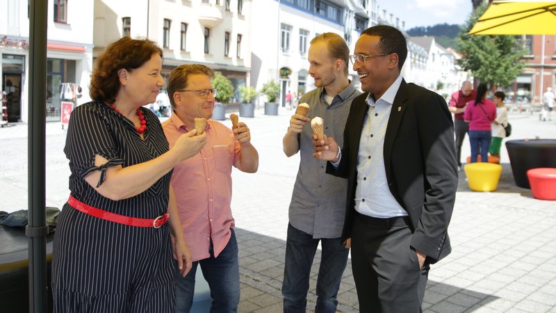 Die bayerischen und Thüringer SPD-ler essen gemeinsam Eis. | Bild: BR/Isabel Pogner Die bayerischen und Thüringer SPD-ler essen gemeinsam Eis.