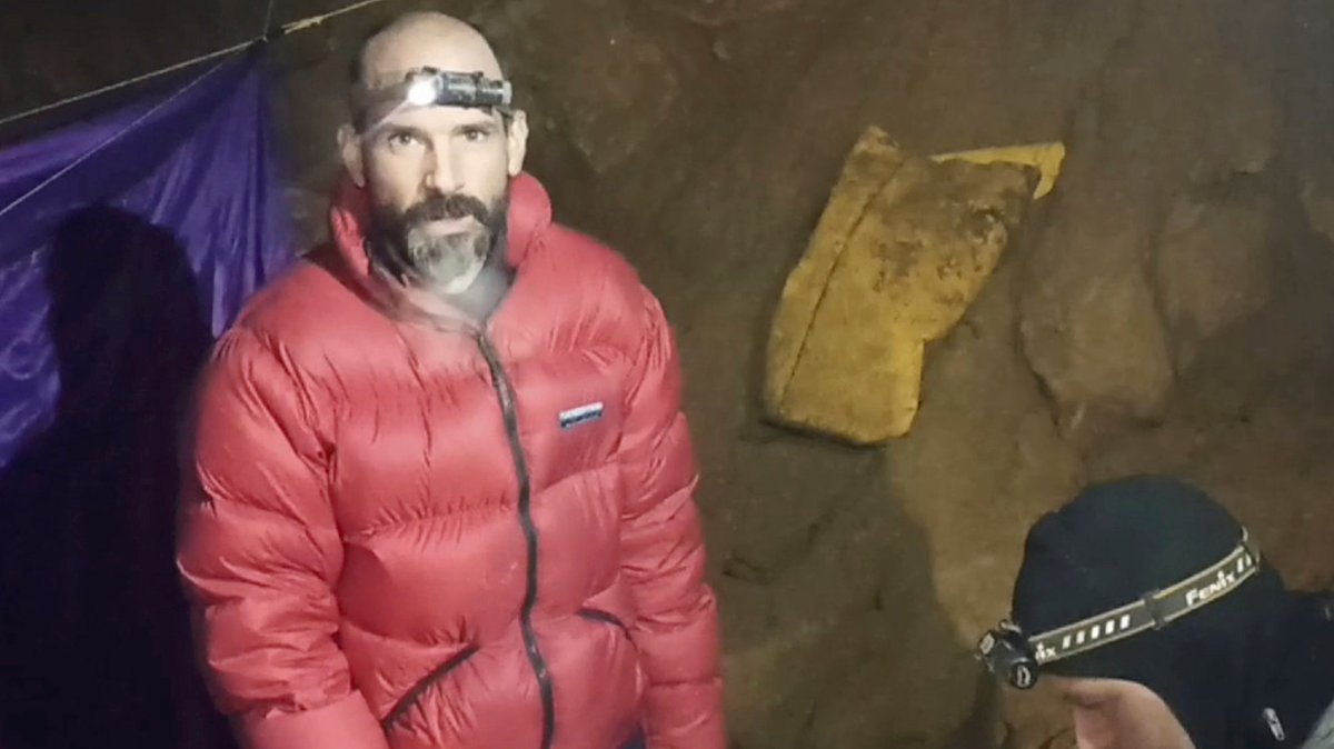  Anamur: In diesem Standbild aus einem Video spricht der amerikanische Höhlenforscher Mark Dickey neben einem Kollegen in der Morca-Höhle bei Anamur in die Kamera. Einsatzkräfte in der Türkei versuchen den schwer erkrankten US-Höhlenforscher aus rund 1.000 Meter Tiefe zu retten.