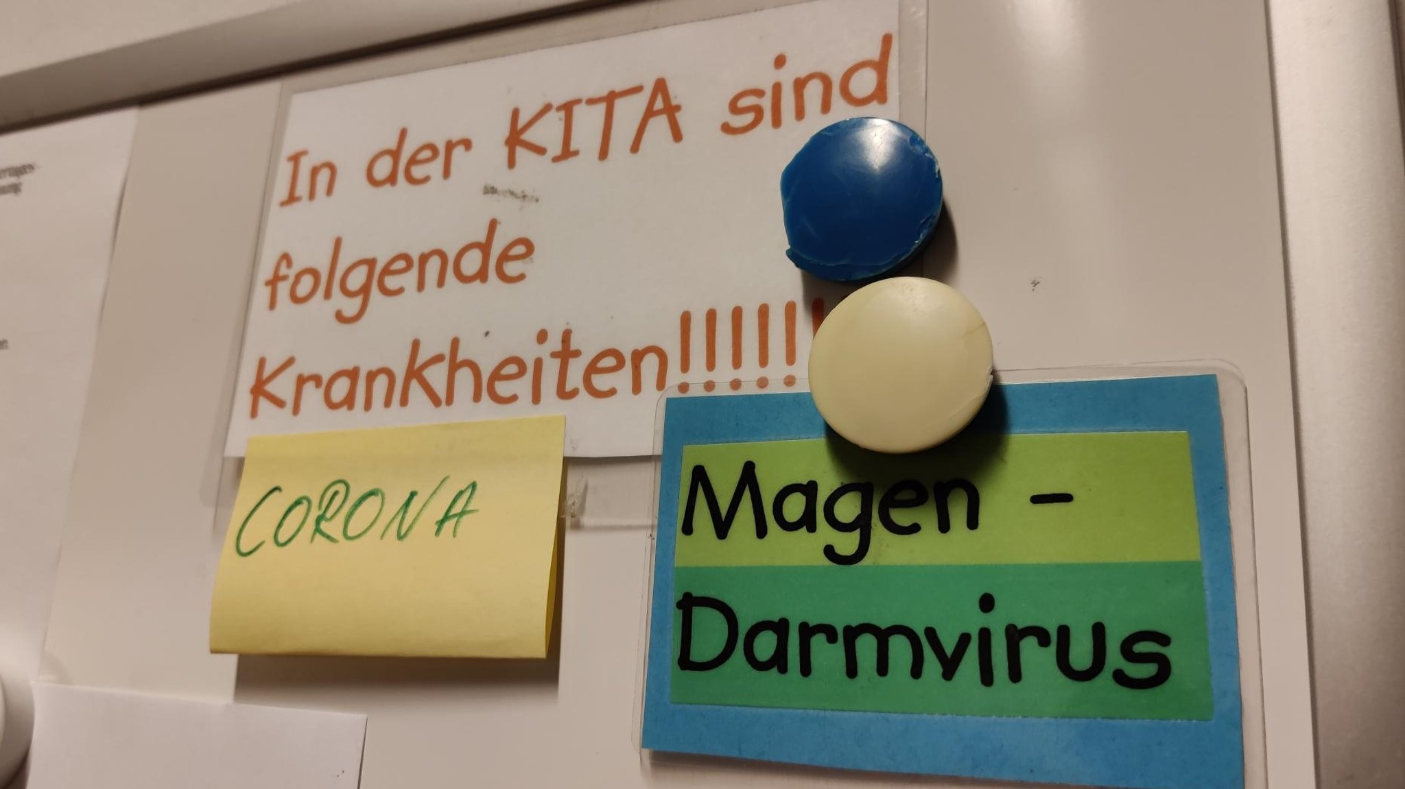 Schwarzes Brett in der Kita informiert über aktuelle Krankheitsfälle.