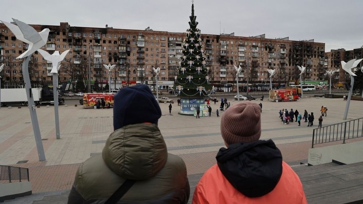 Ein Weihnachtsbaum in Mariupol, der für die orthodoxen Weihnachtsfeierlichkeiten geschmückt ist. Greift währenddessen die Feuerpause?