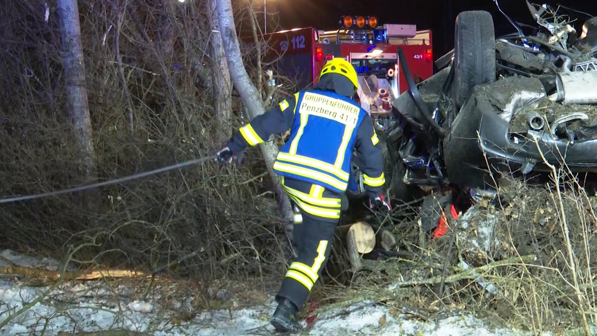 Schwerer Unfall auf A95: Zwei junge Menschen tot