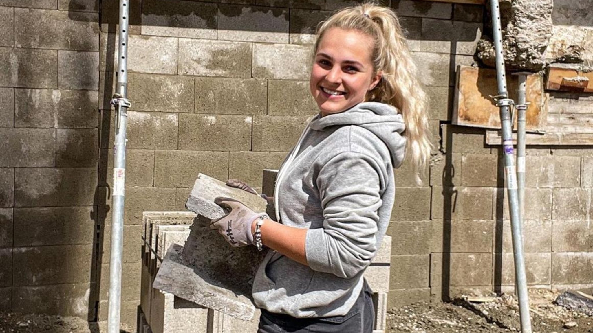 Vanessa packt auf der Baustelle mit an.