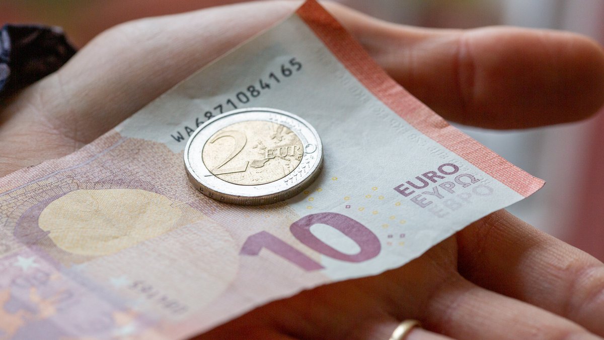 12 Euro auf einer Hand (Symbolbild)