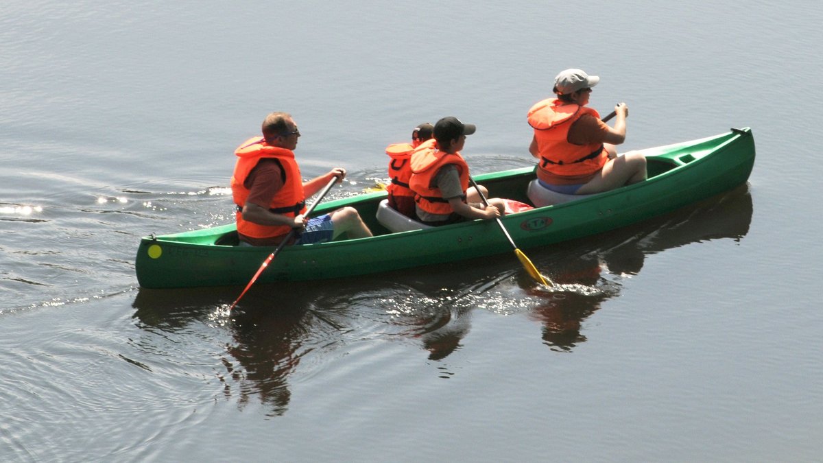 Vier Personen in einem Kanu