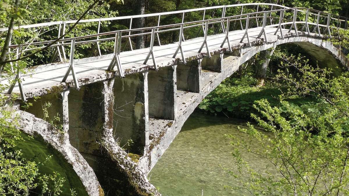 Eine Brücke führt über einen Fluss.