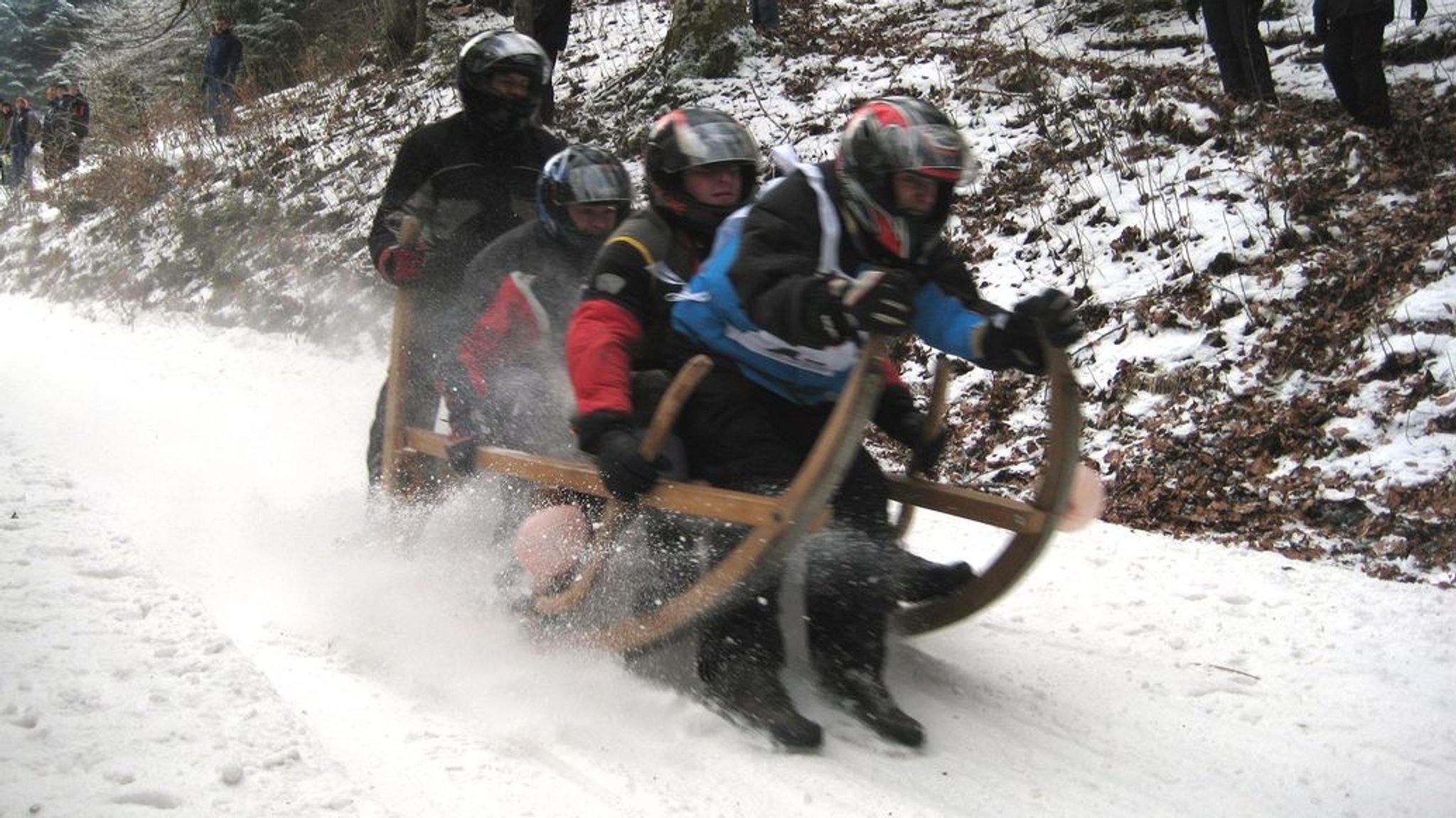 Ein Traditionsspektakel: Auf Hornschlitten rasen seit über 50 Jahren in Partenkirchen Schlittenpiloten von der Partnachalm ins Partnachtal. 