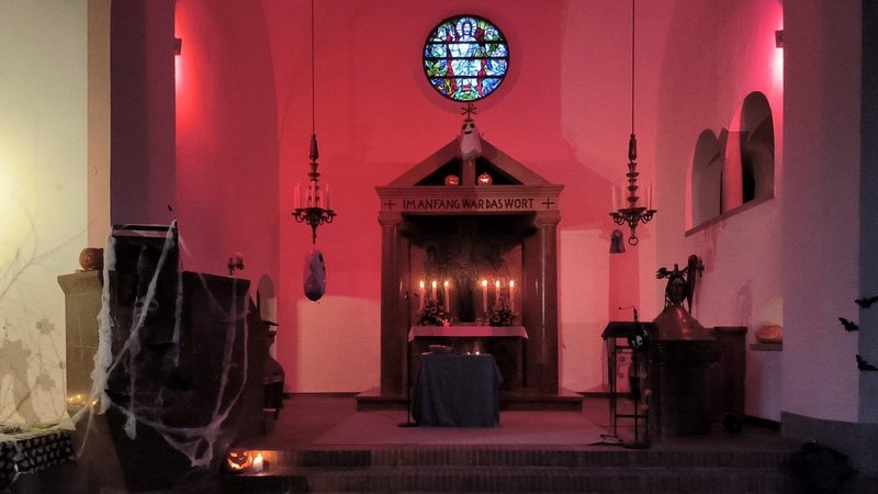 Gottesdienst mit Grusel-Faktor: In der Nürnberger Melanchton-Kirche wird heute der Reformationstag gefeiert – und ein bisschen auch Halloween. | Bild: privat Gottesdienst mit Grusel-Faktor: In der Nürnberger Melanchton-Kirche wird heute der Reformationstag gefeiert – und ein bisschen auch Halloween.