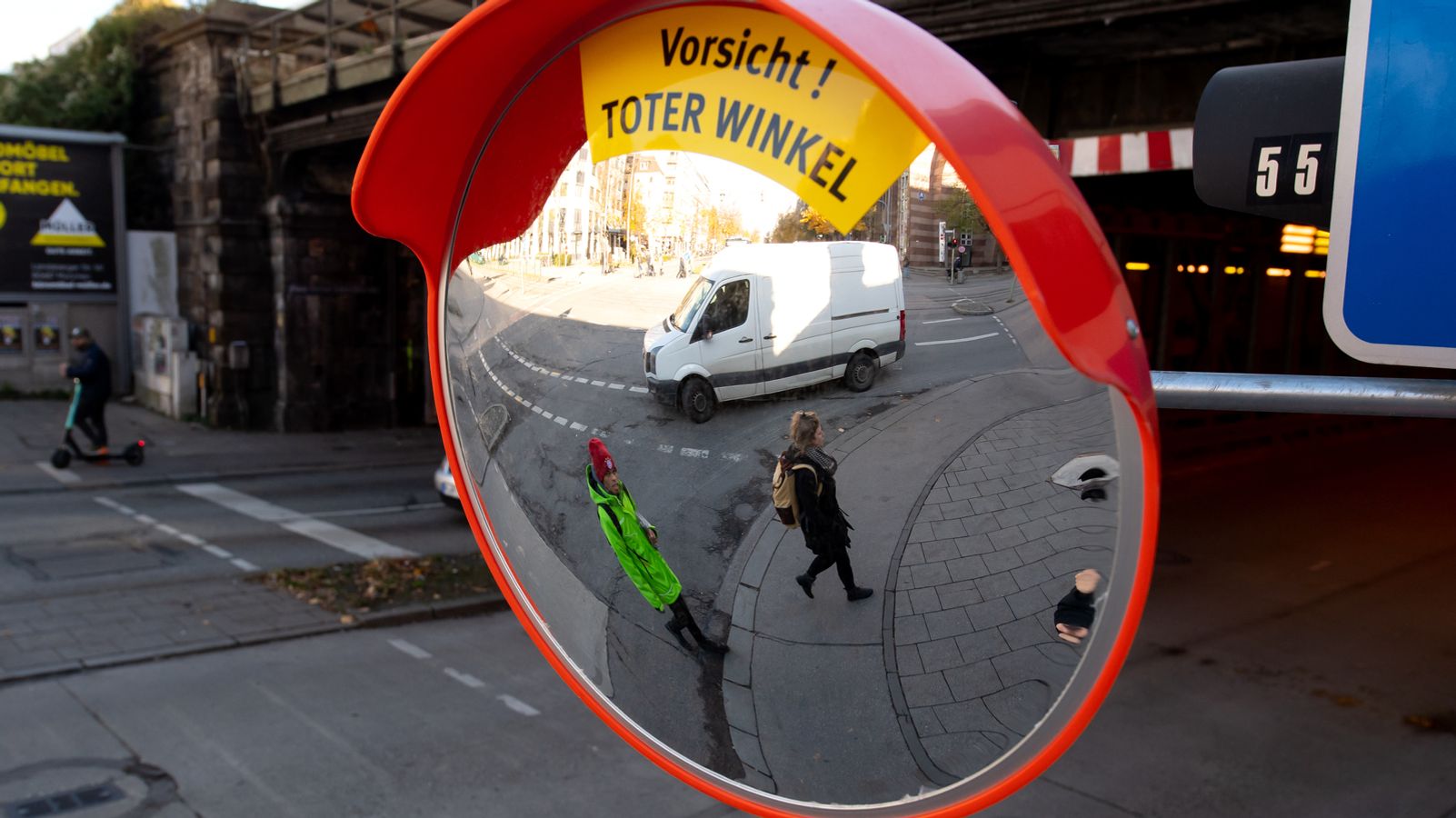 Ein Trixi-Spiegel an einer Münchner Straßenkreuzung