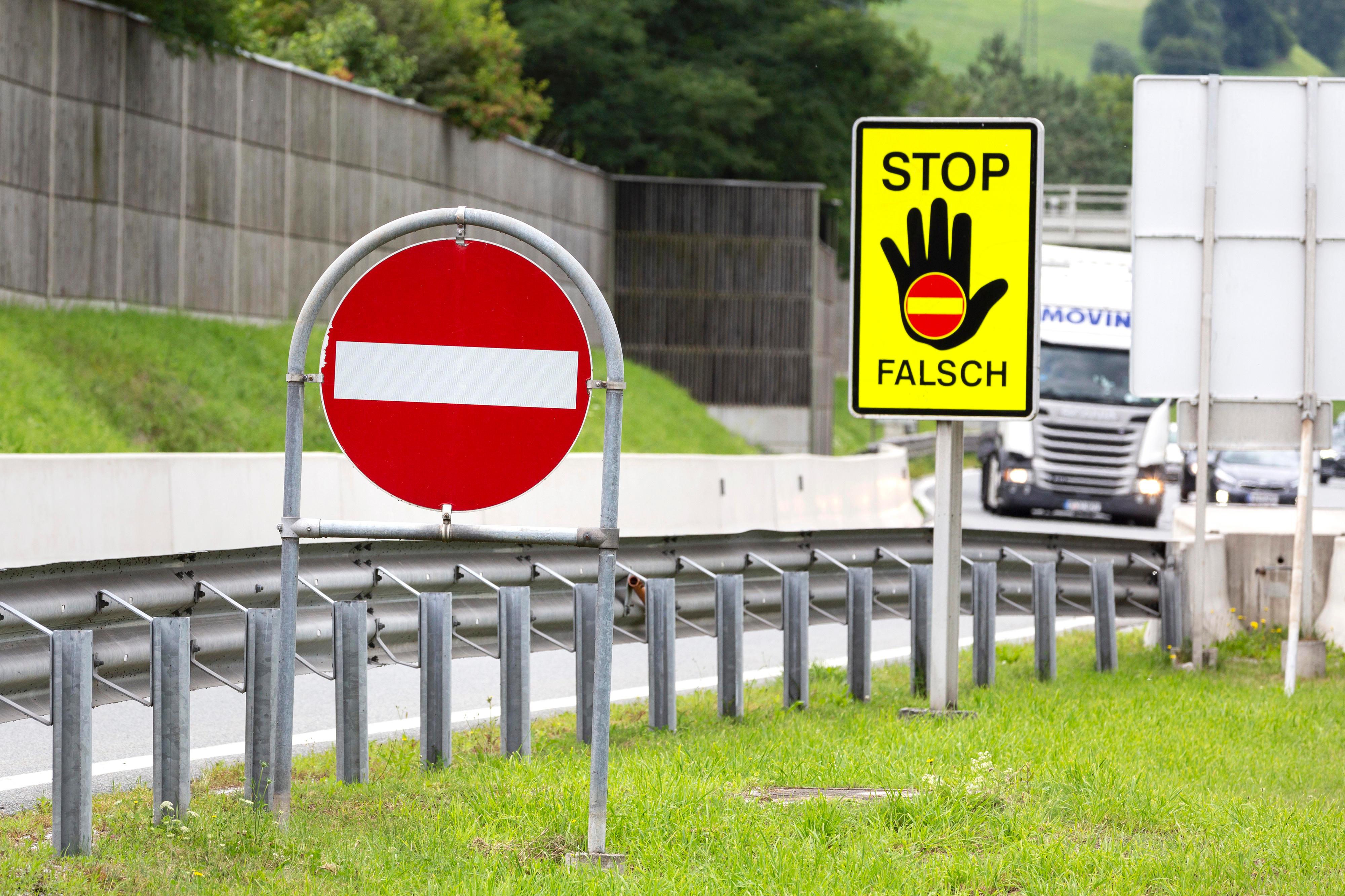 Autobahnauffahrt mit einem Einbahnstraßenschild mit einem  Warnschild "Stopp, falsche Richtung"