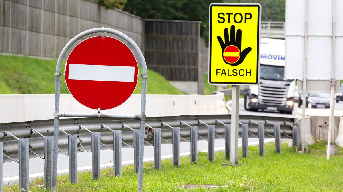 Autobahnauffahrt mit einem Einbahnstraßenschild mit einem  Warnschild "Stopp, falsche Richtung"