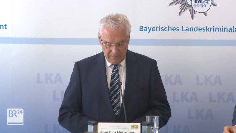 Innenminister Joachim Herrmann an einem Rednerpult.