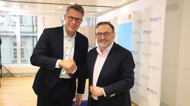 Die beiden Politiker beim Handschlag im Münchner Presseclub | Bild: Jungblut/BR Die beiden Politiker beim Handschlag im Münchner Presseclub