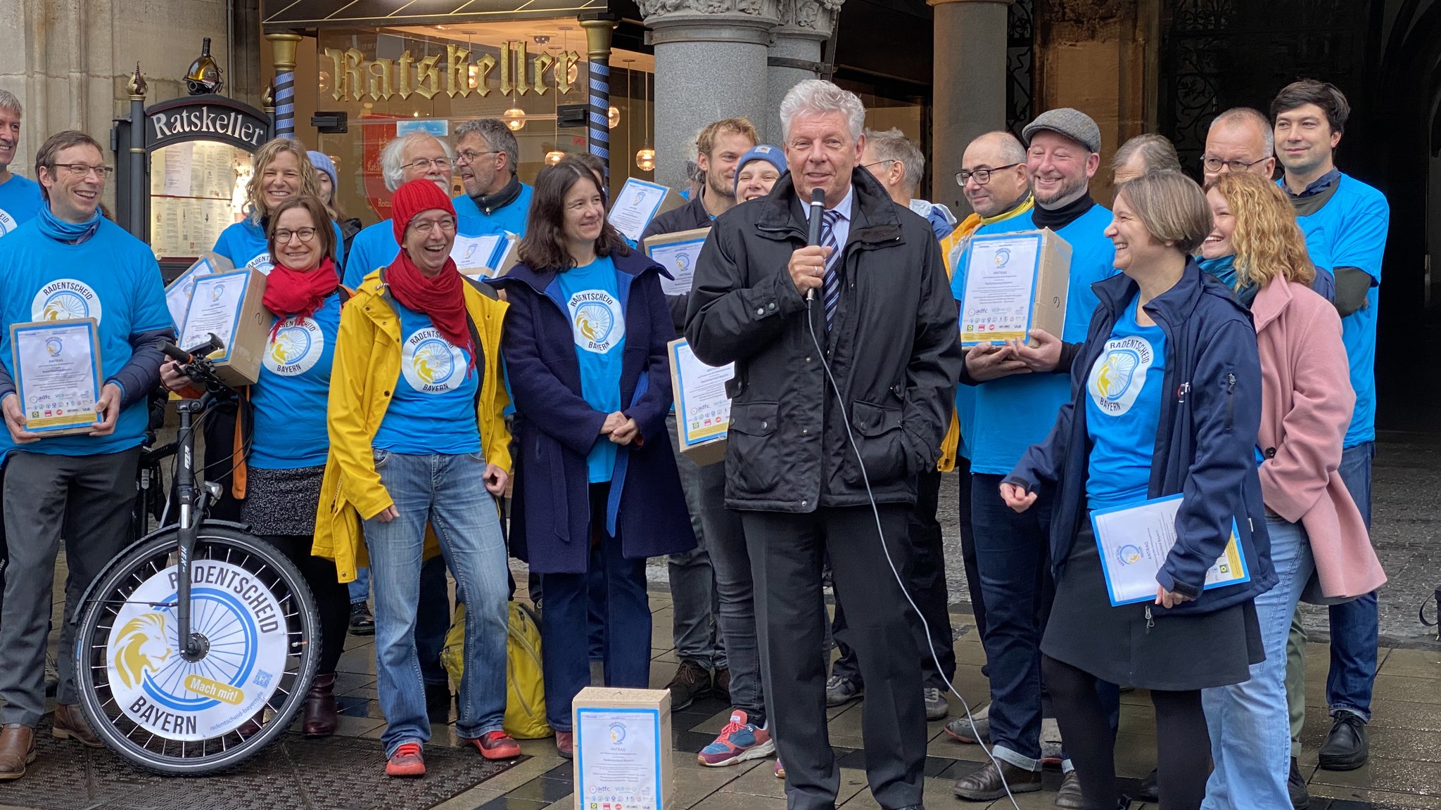 Oberbürgermeister Dieter Reiter hält eine Rede vor dem Rathaus.