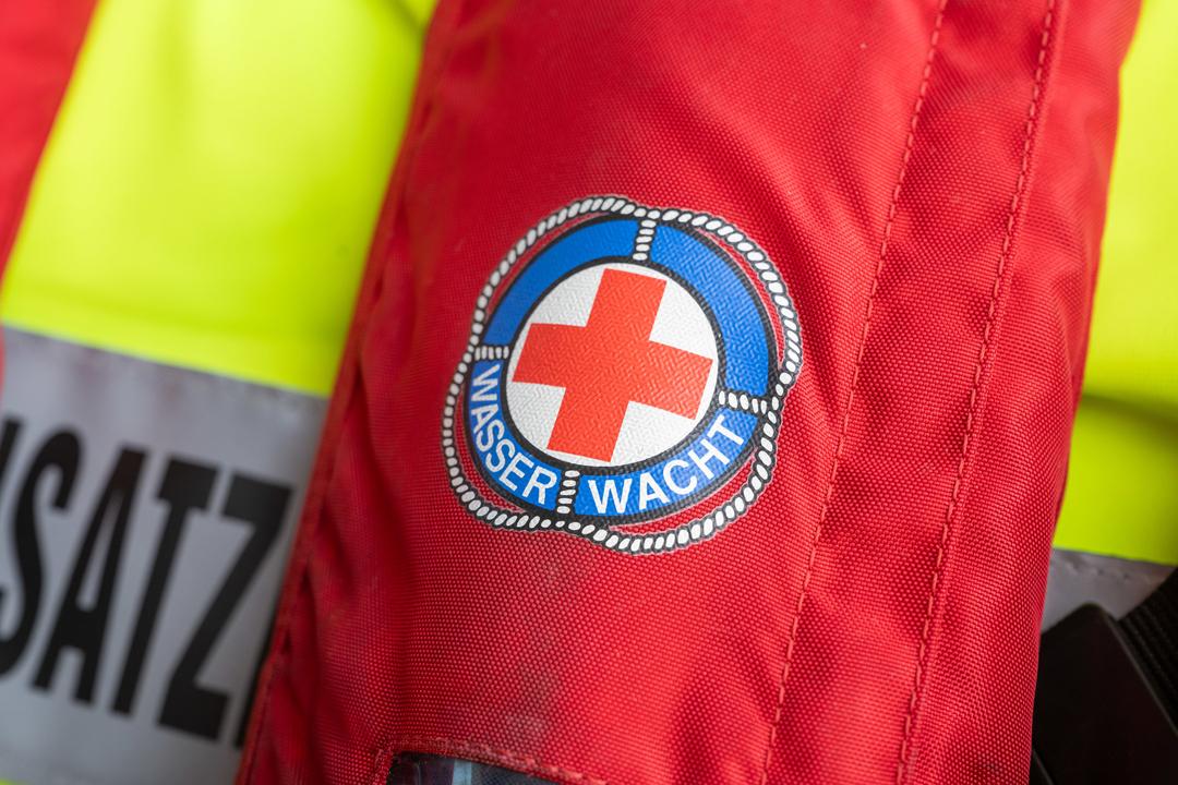 Das Zeichen der Wasserwacht ist auf einer Rettungsweste zu sehen. (Symbolbild)