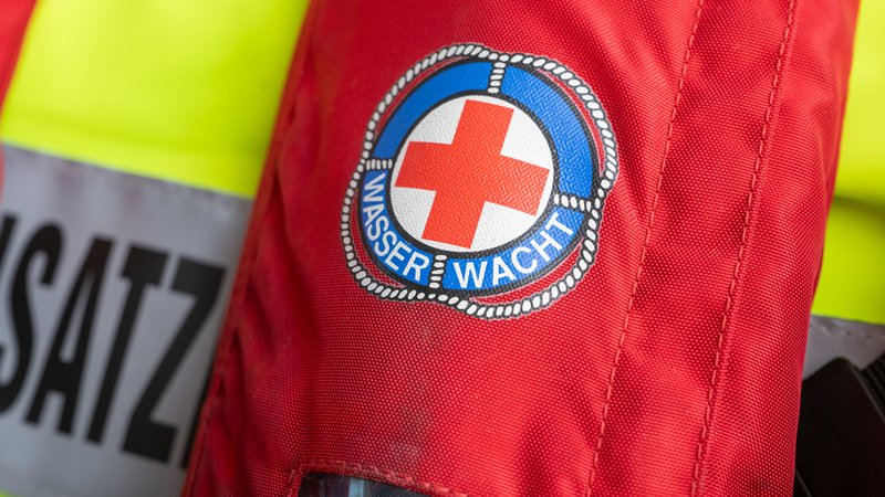 Das Zeichen der Wasserwacht ist auf einer Rettungsweste zu sehen. (Symbolbild) | Bild: dpa-Bildfunk/Peter Kneffel Das Zeichen der Wasserwacht ist auf einer Rettungsweste zu sehen. (Symbolbild)