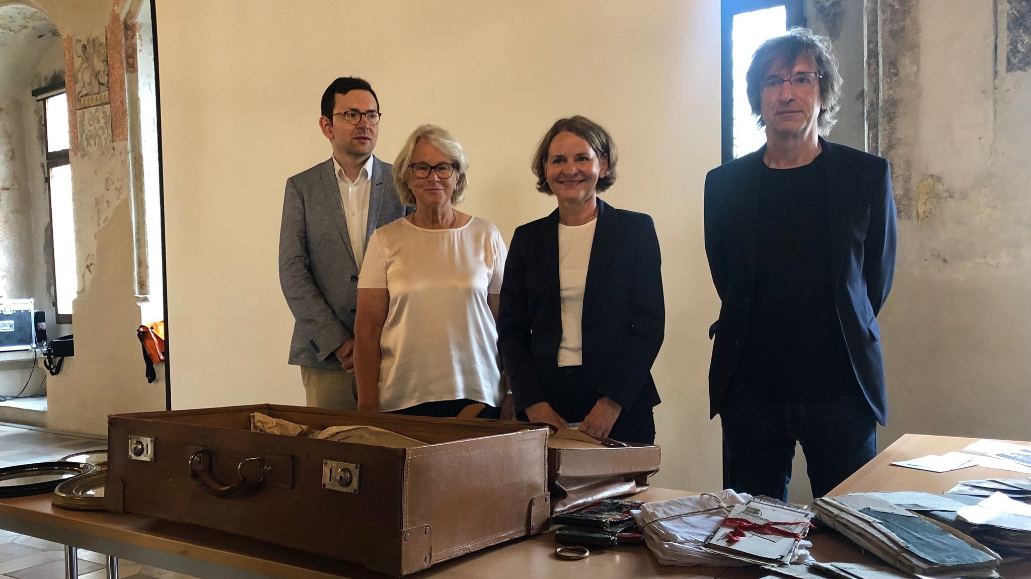 Stadtarchiv-Leiter Lorenz Baibl, Ilse Danziger, Jutta Koller aus Hauzenberg und der BR-Journalist Thomas Muggenthaler