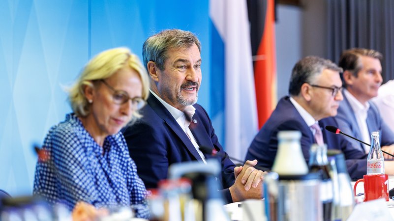 Ministerpräsident Markus Söder (CSU) bei der Klausur des bayerischen Kabinetts am Tegernsee. | Bild: picture alliance/dpa/Matthias Balk Ministerpräsident Markus Söder (CSU) bei der Klausur des bayerischen Kabinetts am Tegernsee.