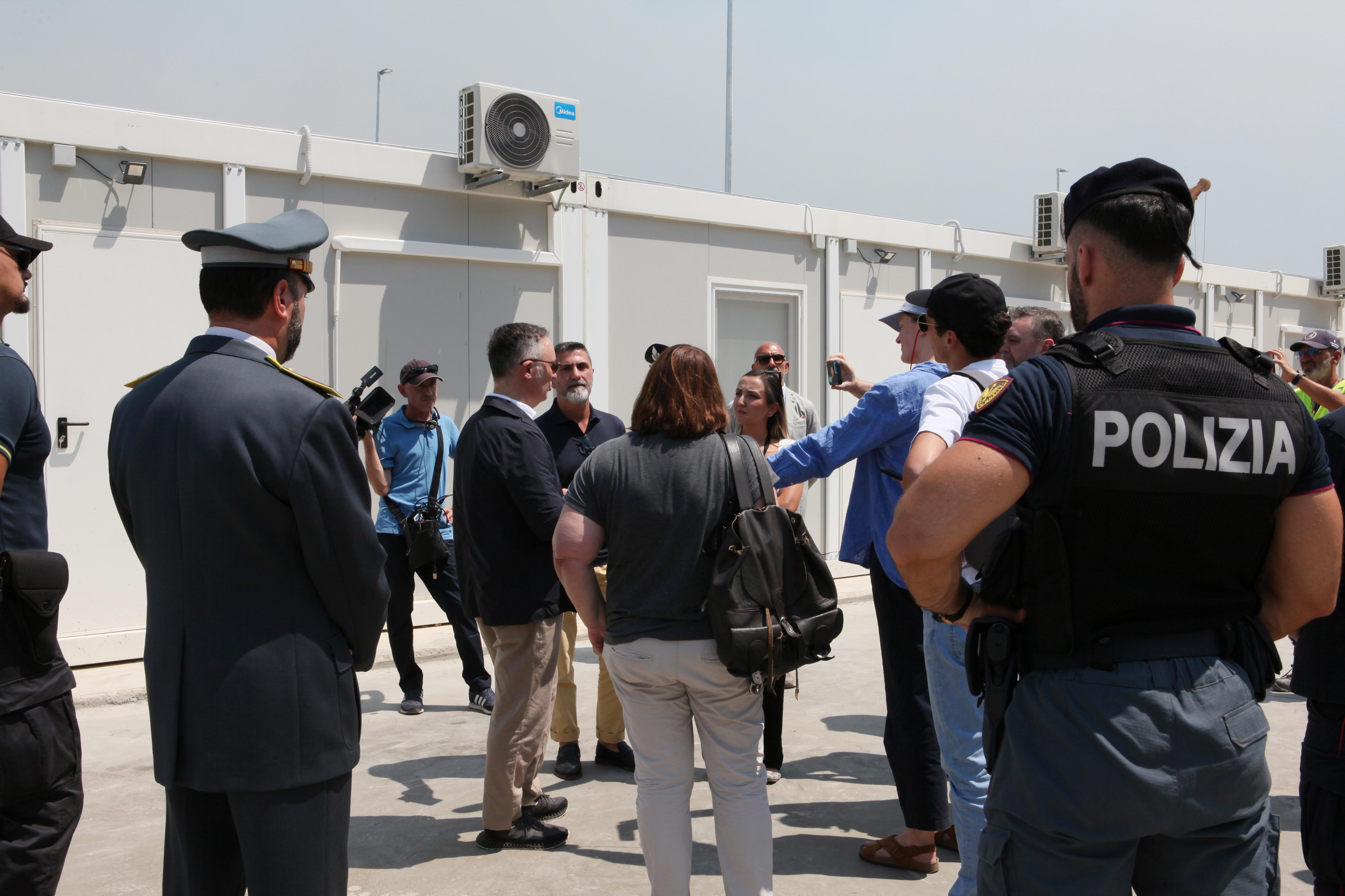 Fabrizio Bucci (3.v.l.), der Botschafter von Italien in Albanien, spricht mit Journalisten bei einem Informationsrundgang durch das sich im Bau befindliche Lager in Gjader.