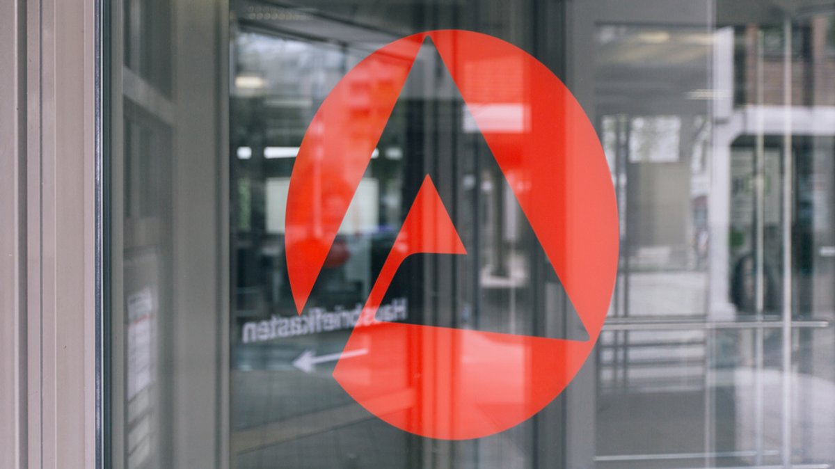Logo der Arbeitsagentur auf einer Glastür