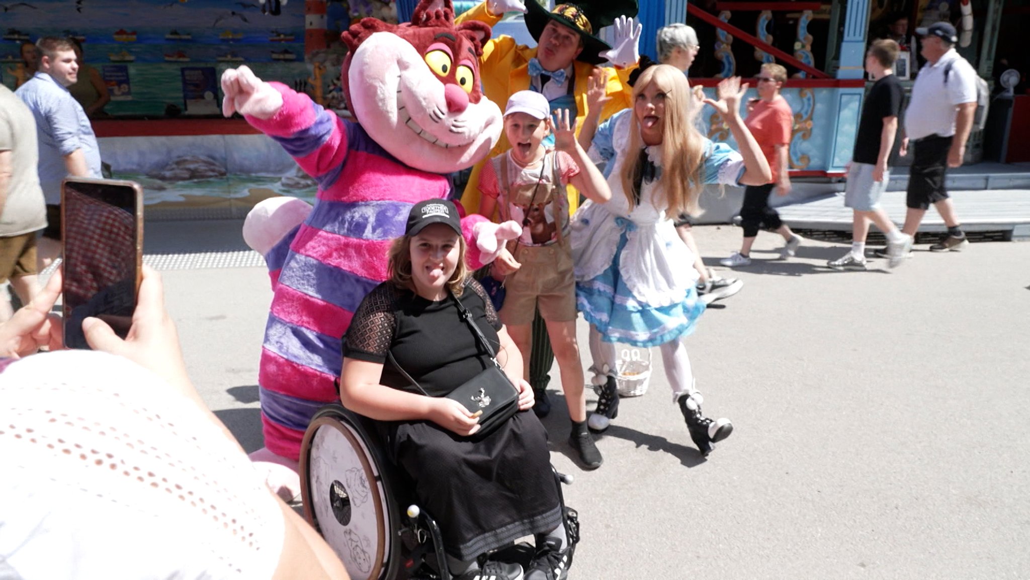 Rollstuhlfahrerin auf einem Volksfest