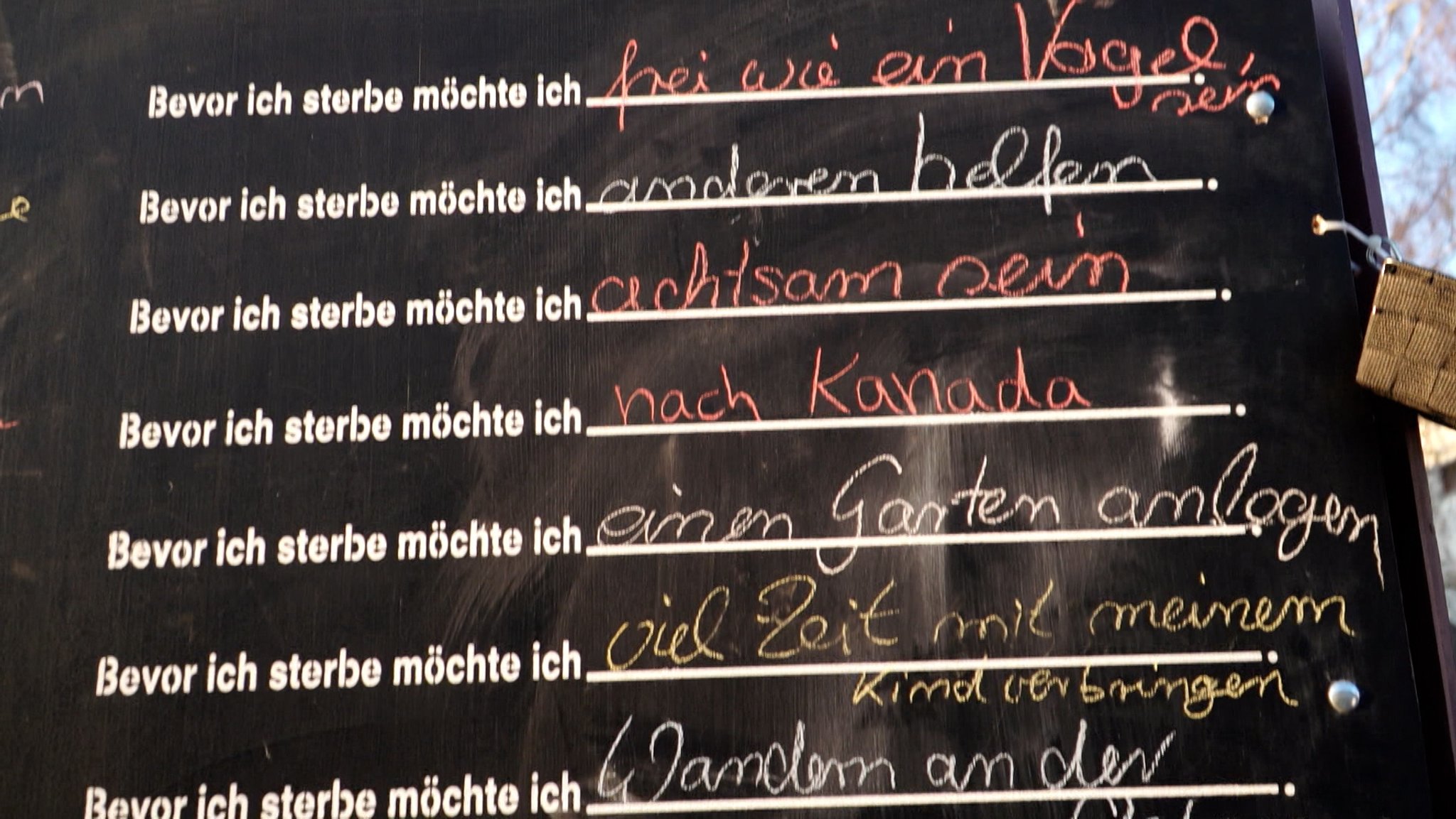 Diesen Satz können Menschen derzeit auf Kreidetafeln, die am Rathausplatz von Ergolding stehen, ergänzen. 2011 wurde die Aktion von der amerikanischen Künstlerin Candy Chang ins Leben gerufen und hat bislang Menschen in 78 Ländern angesprochen.