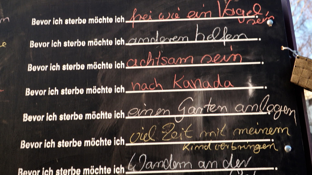 Diesen Satz können Menschen derzeit auf Kreidetafeln, die am Rathausplatz von Ergolding stehen, ergänzen. 2011 wurde die Aktion von der amerikanischen Künstlerin Candy Chang ins Leben gerufen und hat bislang Menschen in 78 Ländern angesprochen. | Bild: BR Diesen Satz können Menschen derzeit auf Kreidetafeln, die am Rathausplatz von Ergolding stehen, ergänzen. 2011 wurde die Aktion von der amerikanischen Künstlerin Candy Chang ins Leben gerufen und hat bislang Menschen in 78 Ländern angesprochen.