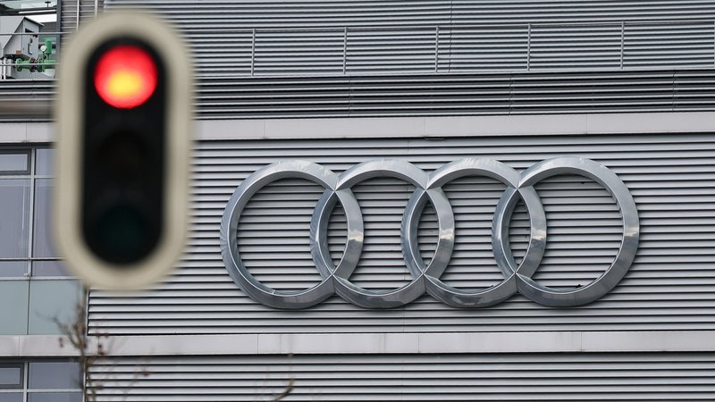 Eine auf Rot stehende Ampel vor dem Audi-Logo (Symbolbild) | Bild: dpa-Bildfunk/Daniel Löb Eine auf Rot stehende Ampel vor dem Audi-Logo (Symbolbild)