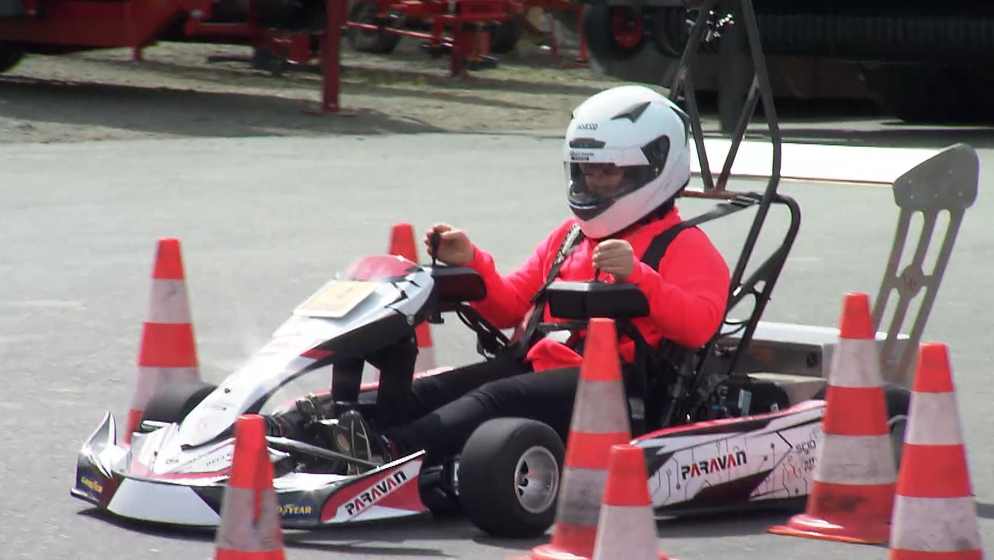 Eine W-Kart steuert über einen Parcours mit Pylonen.