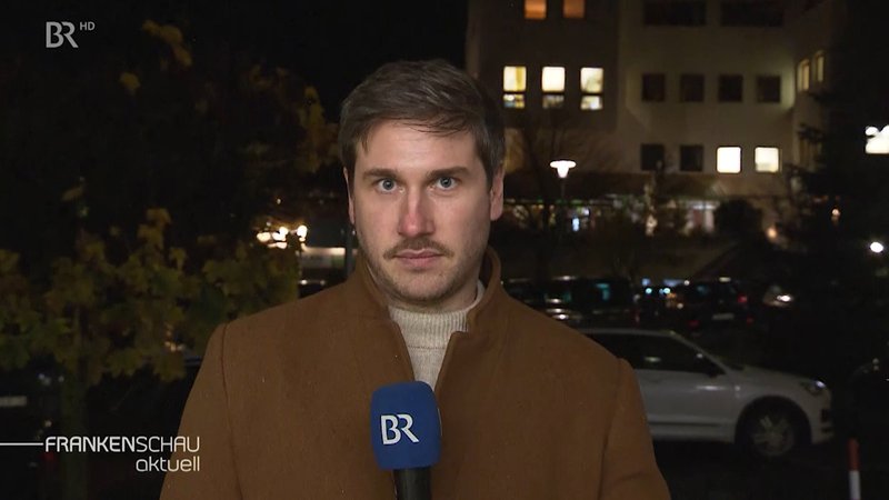 BR-Reporter Christoph Schneider berichtet live aus Karlstadt von den Erkenntnissen der Polizei zur Entführung.