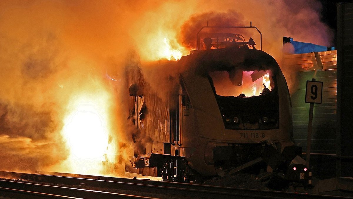 Geister-Lok fährt brennend in Bahnhof von Freilassing