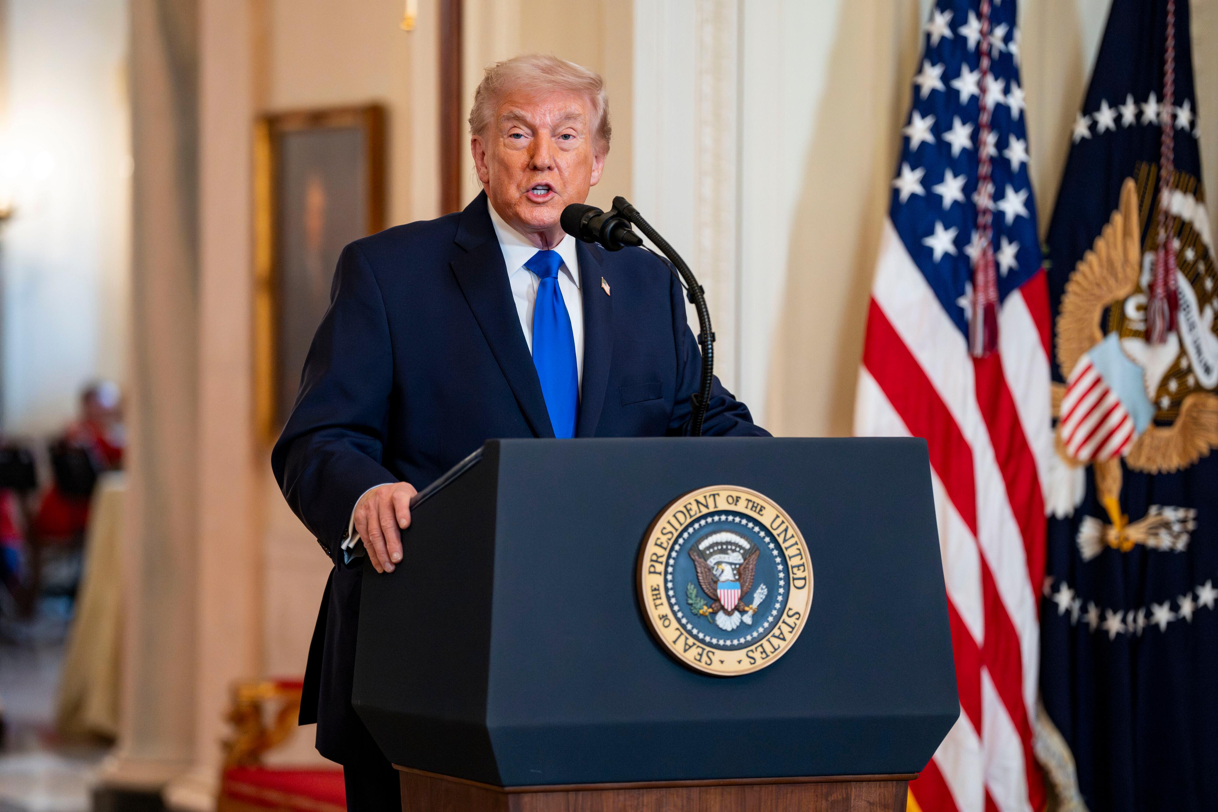 Donald Trump an einem Rednerpult 