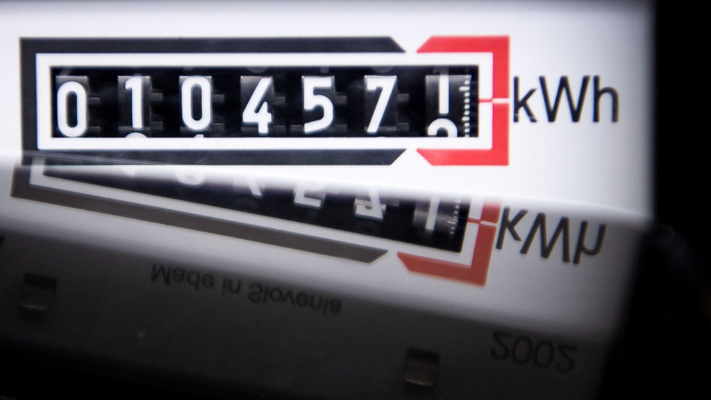 Ein Stromzähler zeigt die verbrauchten Kilowattstunden an.