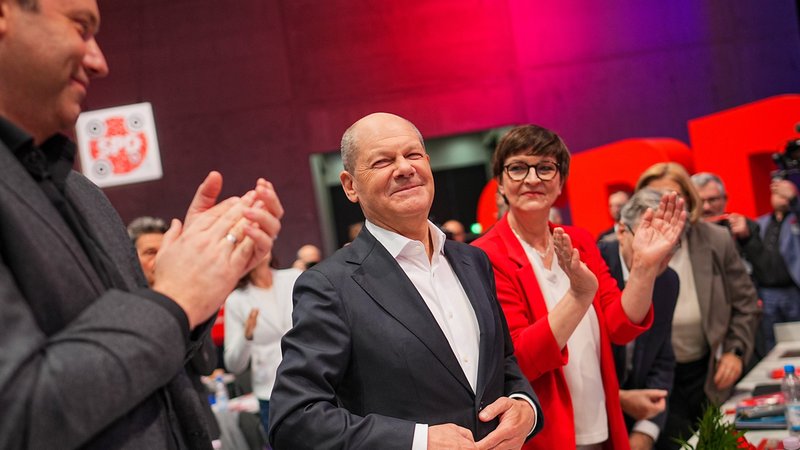 Die Sozialdemokraten schicken Olaf Scholz erneut als Kanzlerkandidat in die Bundestagswahl am 23. Februar. | Bild: dpa-Bildfunk/Michael Kappeler Die Sozialdemokraten schicken Olaf Scholz erneut als Kanzlerkandidat in die Bundestagswahl am 23. Februar.
