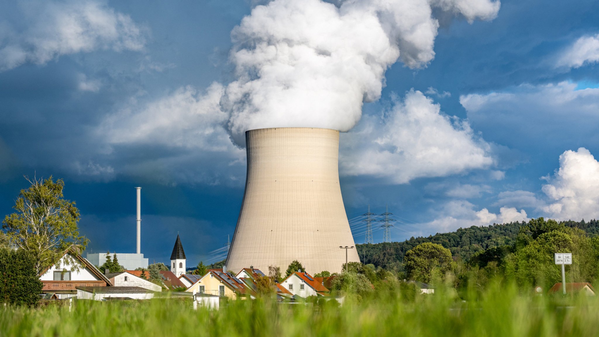 Wasserdampf steigt aus dem Kühlturm des Atomkraftwerks Isar 2. 