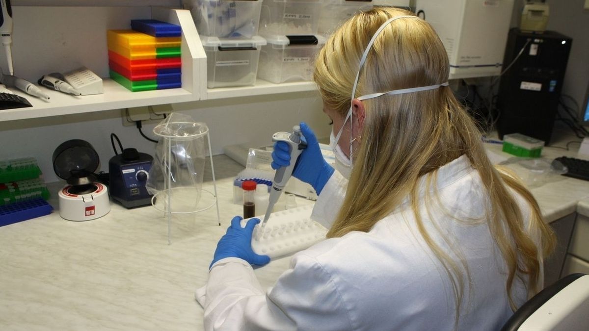 Eine Frau führt in einem Rhöner Labor einen Corona-Test durch.