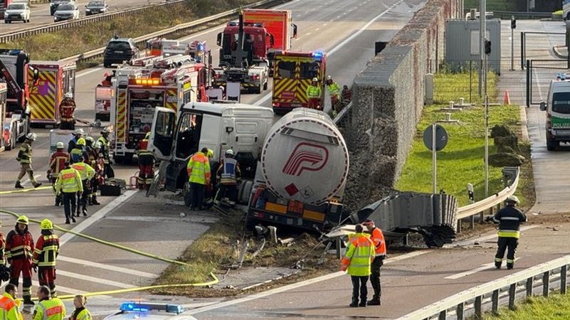 A9 erneut wegen LKW-Unfalls lange gesperrt | Bild: vifogra A9 erneut wegen LKW-Unfalls lange gesperrt